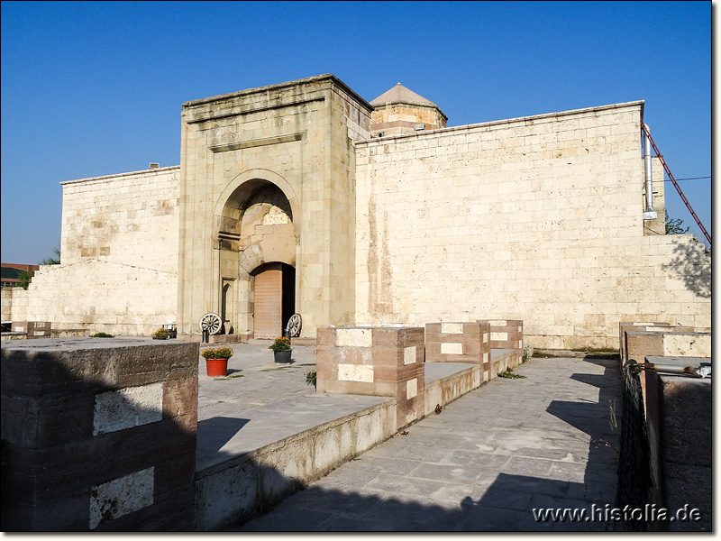 Karawanserei Horuzlu-Han in Lykaonien - Blick über den Vorhof auf das nach Osten ausgerichtete Eingangsportal