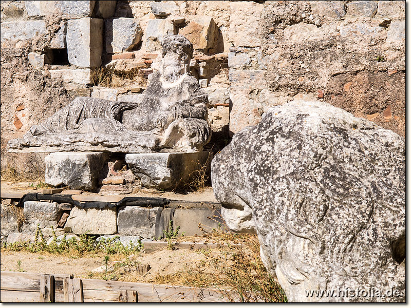 Milet in Karien - Statuen und Wasserspeier in den Faustina-Thermen (Frigidarium) von Milet