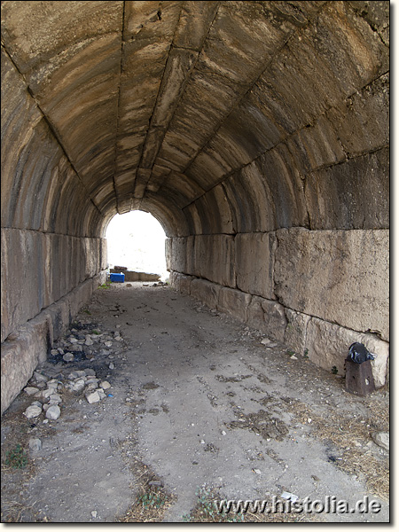 Seleukeia Sidera in Pisidien - Zugangstunnel zum Diazoma des Theaters von Seleukeia-Sidera