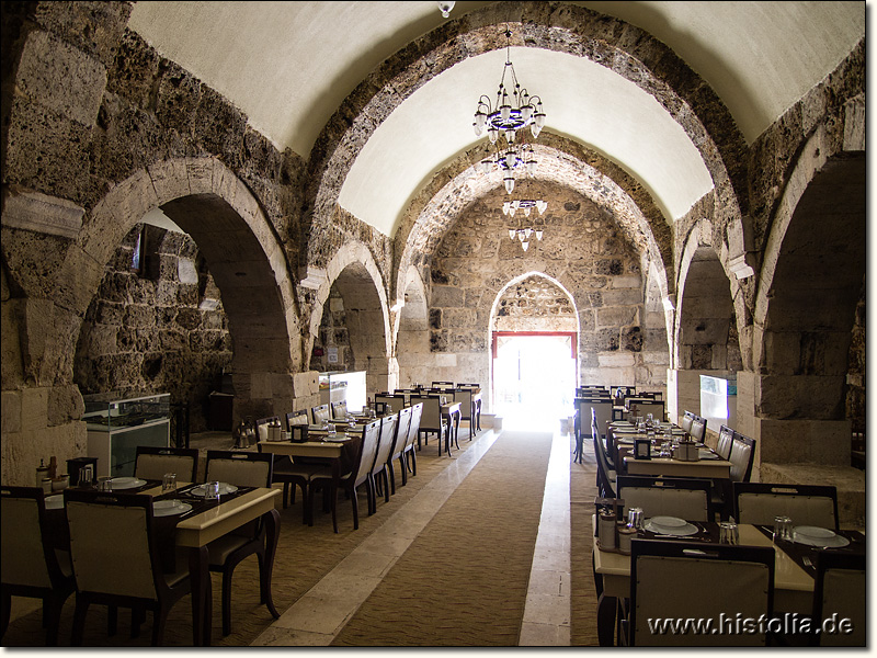 Karawanserei Ak-Han in Phrygien - Blick durch die zum Restaurant umgebaute geschlossene Halle zum Eingangsportal