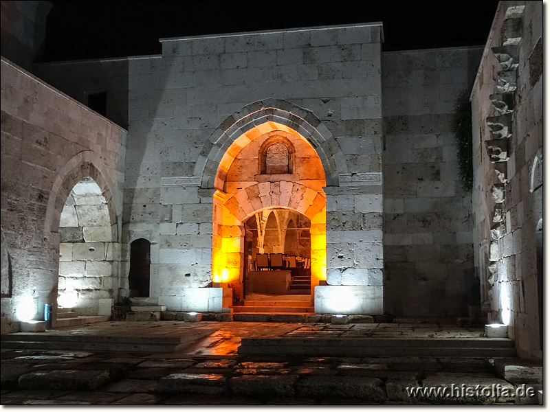 Karawanserei Ak-Han in Phrygien - Das Eingangsportal zur geschlossenen Halle der Karawanserei in Nacht-Beleuchtung