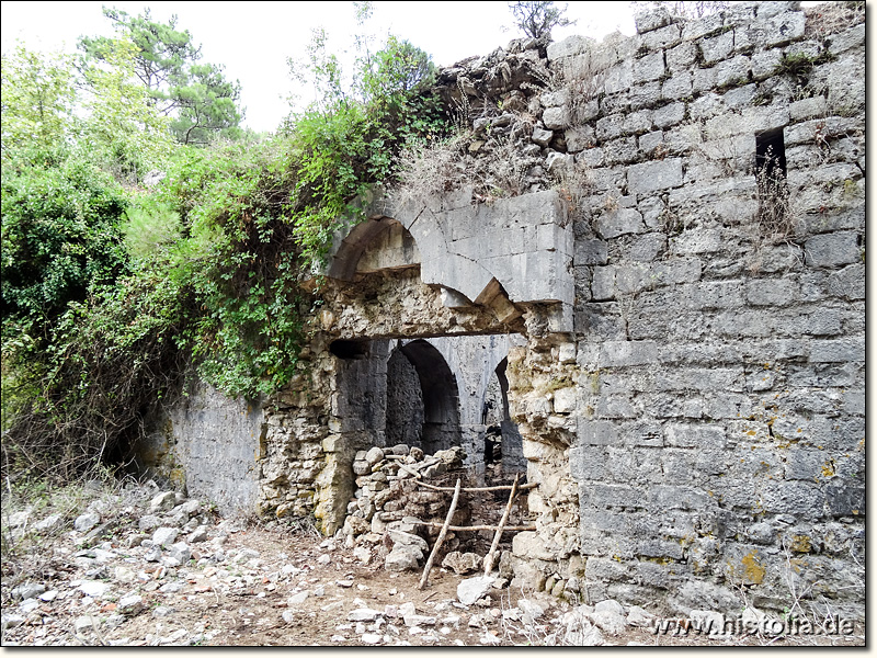 Karawanserei Beldibi-Han in Pisidien - Reste des beschädigten und teilweise verstürtzen Haupt-Eingangsportals der Karawanserei