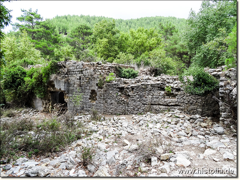 Karawanserei Beldibi-Han in Pisidien - Blick durch den schlecht erhaltenen Vorhof auf die Süd-West-Mauer mit dem Eingangsportal