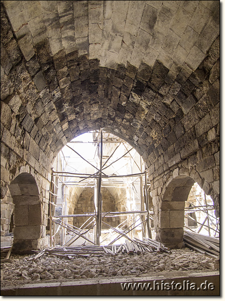 Karawanserei Obruk-Han in Lykaonien - Teilweise verstürzte Gewölbekonstruktion in der geschlossenen Halle der Karawanserei
