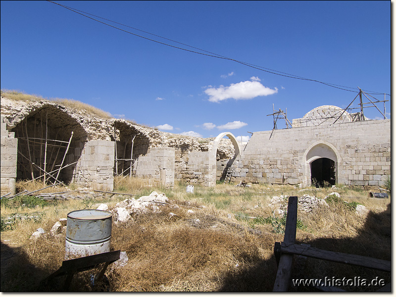 Karawanserei Obruk-Han in Lykaonien - Blick durch den ummauerten Vorhof der Karawanserei mit einigen offenen Zellen