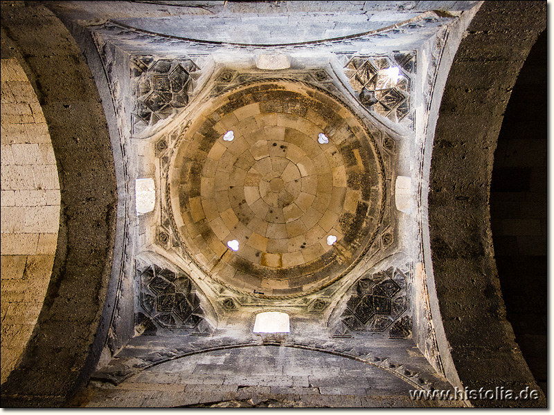 Karawanserei Sultan-Han in Lykaonien - Blick von unten in die Kuppel der geschlossenen Halle der Karawanserei