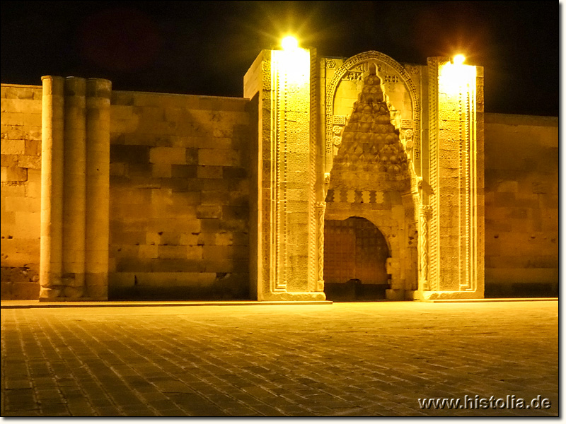 Karawanserei Sultan-Han in Lykaonien - Das Hauptportal der Karawanserei Sultan-Han bei Nacht