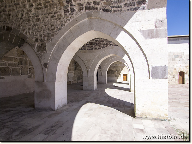 Karawanserei Zazadin-Han in Lykaonien - Blick durch die Gewölbe der offenen Zellen an der Nordostecke des Innenhofes