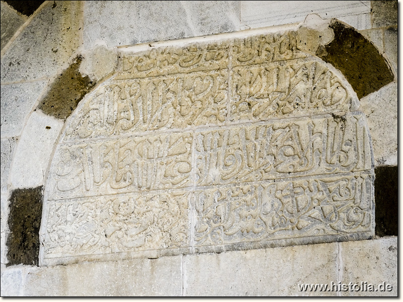 Karawanserei Zazadin-Han in Lykaonien - Die arabische Bauinschrift der Karawanserei über dem Eingangsportal