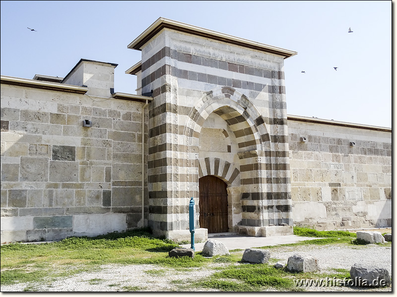 Karawanserei Zazadin-Han in Lykaonien - Das mit 2-farbigen Steinen erbaute Haupttor der Karawanserei Zazadin-Han in Lykaonien