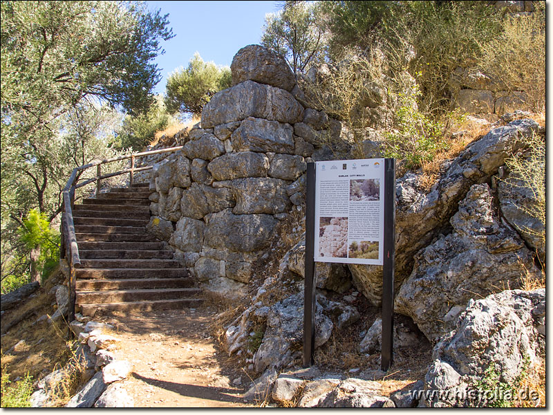 Amos in Karien - Turmreste und Befestigungsmauer auf dem Akropolisberg von Amos