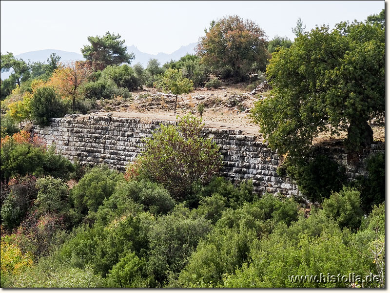 Amyzon in Karien - Die Stützmauer zur Agora von Amyzon ist etwa 6 Meter hoch und steht seit 2000 Jahren