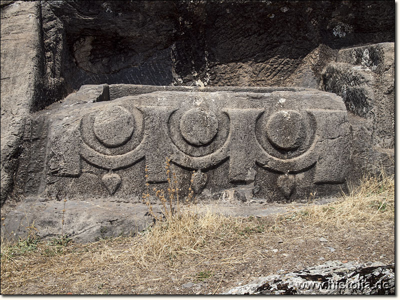Apollonia Salbake in Karien - Ein in den Fels geschlagener Sarkophag mit 'karischen' Verzierungen