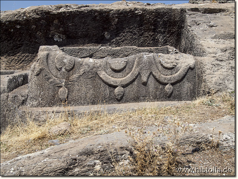 Apollonia Salbake in Karien - Ein in den Fels geschlagener Sarkophag mit 'karischen' Verzierungen