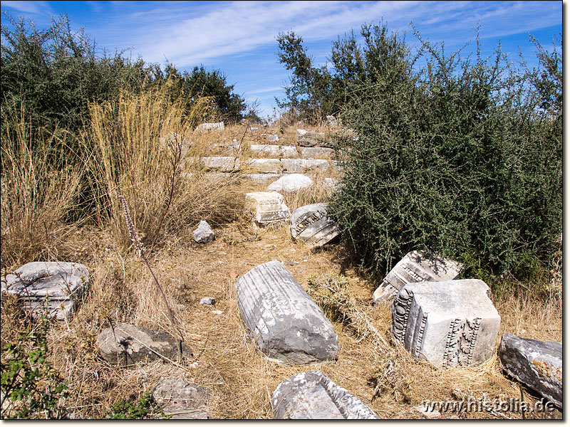 Bargylia in Karien - Fundament und Architekturreste eines kleinen Temples auf der Spitze des Siedlungshügels