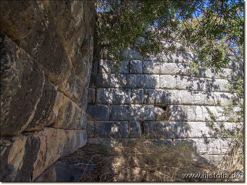 Bargylia in Karien - Stützmauern des kleinen Theaters von Bargylia
