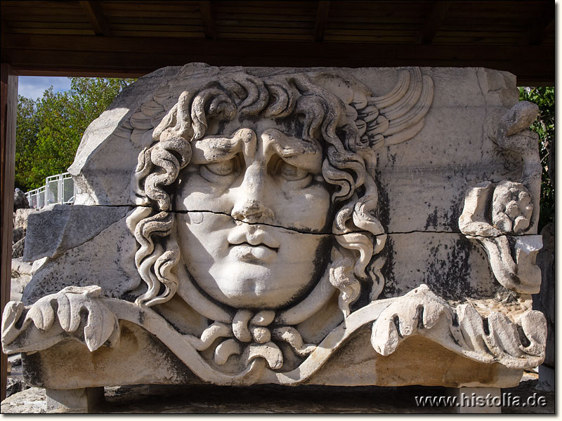 Didyma in Karien - Abbild eines 'Medusen-Kopfes' auf einem Gebälkstein des Daches des Apollon-Tempels