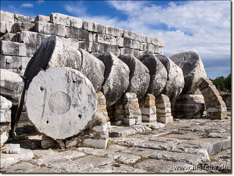 Didyma in Karien - 'Gefallene' Säulenscheiben an der Südecke des Apollon-Tempels von Didyma