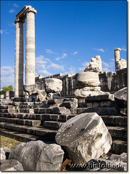 Didyma in Karien - Säulen und Sitzreihen an der Nord-Westmauer des Apollon-Temples von Didyma