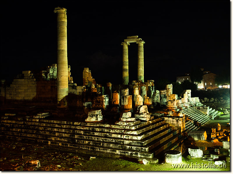 Didyma in Karien - Eingangsbereich des Apollon-Tempels von Didyma bei Nacht