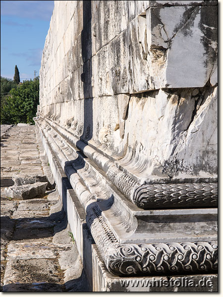 Didyma in Karien - Verzierungen am Sockel der süd-östlichen Außenmauer des Apollon-Tempels von Didyma