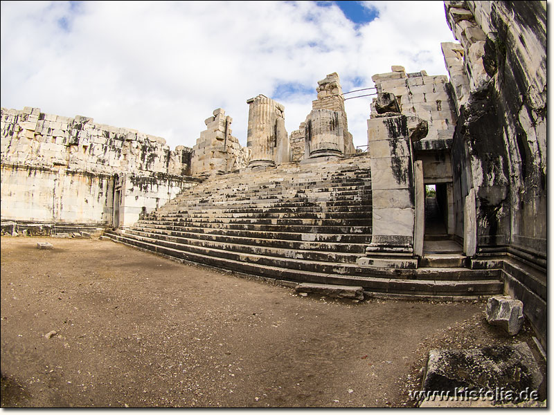 Didyma in Karien - Innenbereich (Cella) des 'Freiluft-Tempels' von Didyma mit Blick auf die Treppe zum Eingang