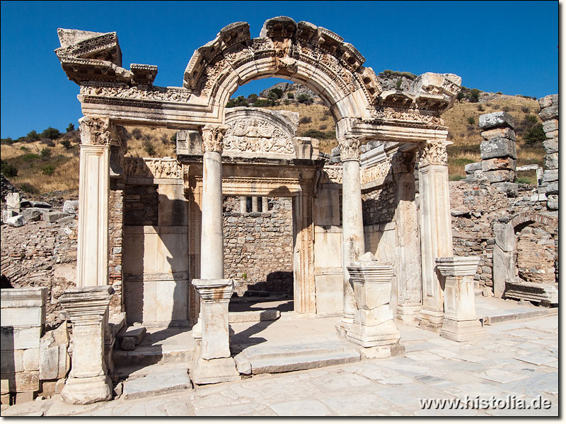 Ephesos in Karien - Fassade des Hadrian-Tempels an der Kureten-Straße von Ephesos