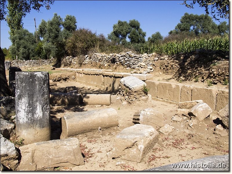 Euromos in Karien - Reste der Stoa auf der Ostseite der Agora von Euromos