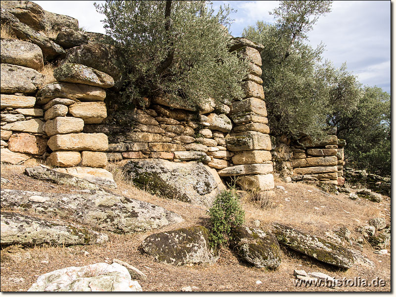 Gerga in Karien - Stützmauer für ein kleines Plateau mit Brunnen und Grabhaus