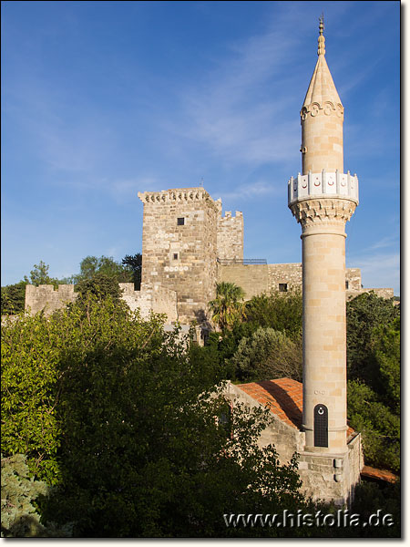 Halikarnassos in Karien - Die Türme der Burg 'St.Peter', im Vordergrund die zur Moschee umgebaute Burgkirche