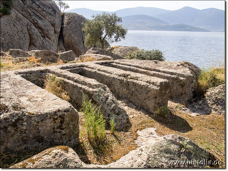 Herakleia Latmos in Karien - In den Fels geschlagene Gräber auf der Landzunge südlich von Herakleia Latmos