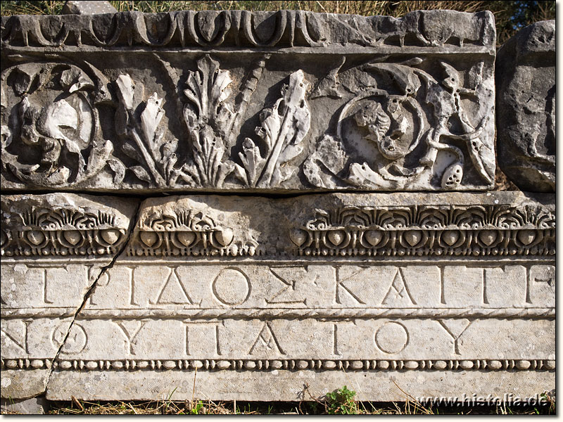 Iassos in Karien - Verzierungen und Inschrift auf einem Architrav-Balken der Stoa von Iassos
