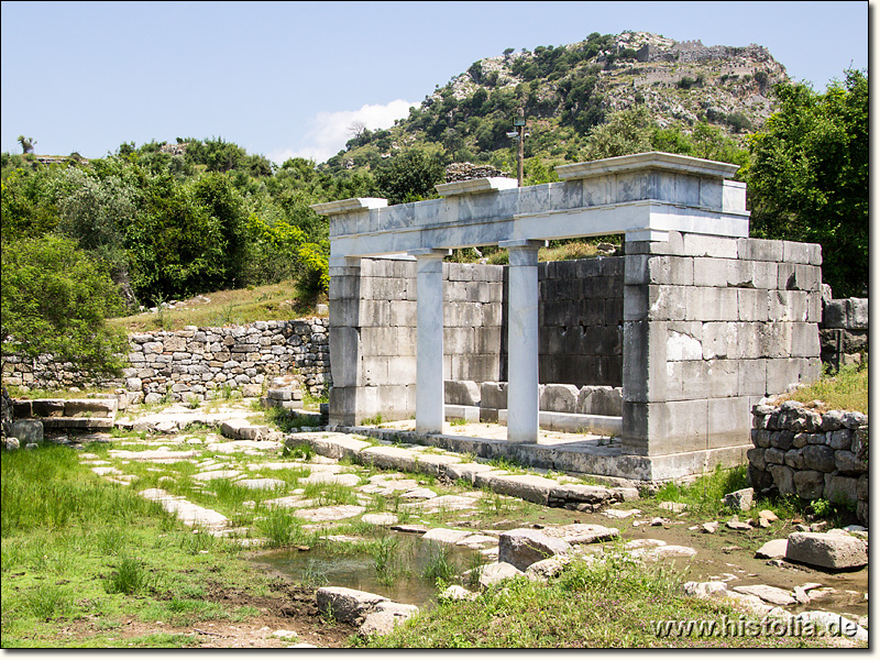 Kaunos in Karien - Das Nymphäum nördlich der Agora mit Blick auf den Akropolis-Berg