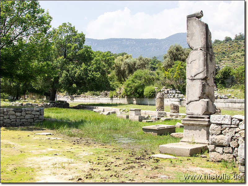Kaunos in Karien - Die Agora von Kaunos, Pfeilermonument, Blick auf die westliche Stoa