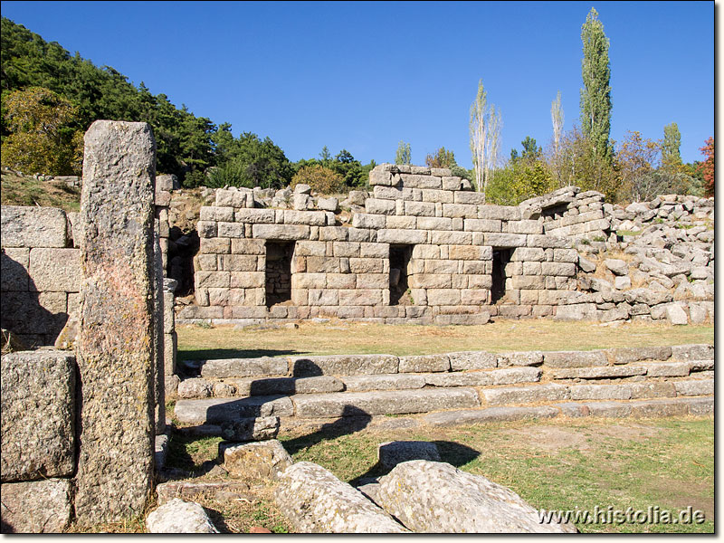 Labranda in Karien - Stützmauer der 2. Terrasse, Beginn der Treppenanlage zum Andron und zum Zeus-Tempel