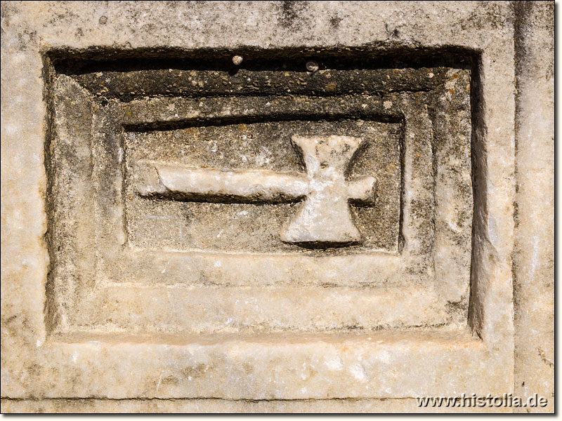 Lagina in Karien - Verzierung (Doppelaxt) einer Deckenkasette des Hekate-Tempels von Lagina