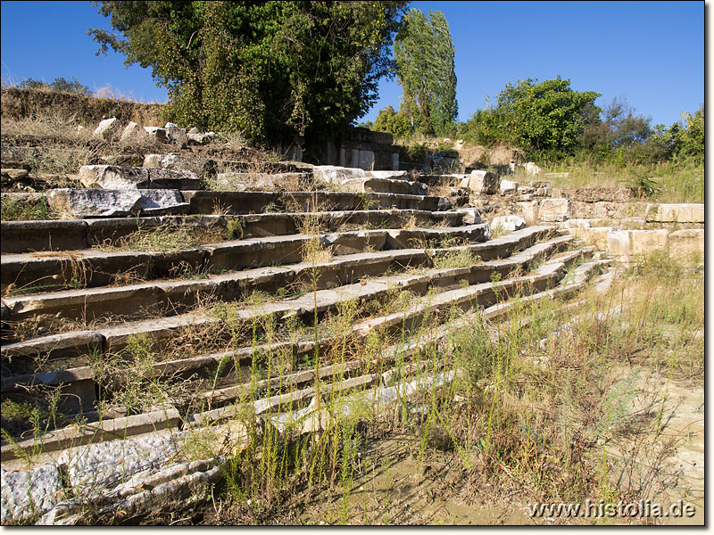 Lagina in Karien - Sitzreihen neben der Stoa, die den Tempelbezirk umgibt