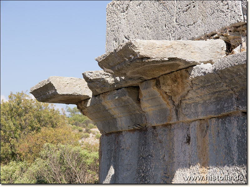 Lydae in Karien - Reste der Kranzverzierung zwischen Sockel und Aufbau eines Grabhauses