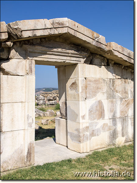 Magnesia in Karien - Teilweise restaurierter und wieder zusammengesetzter Giebel des Artemis-Tempel