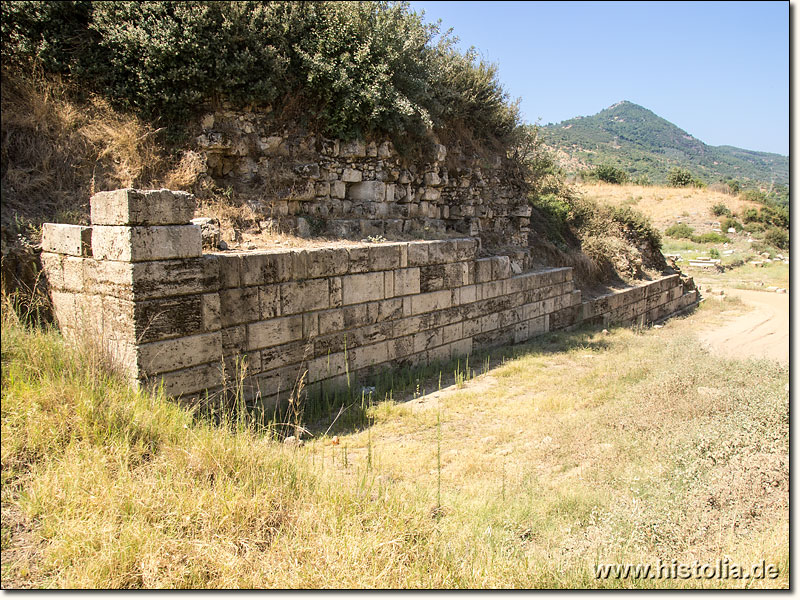 Magnesia in Karien - Massive Stützmauern im Eingangsbereich zum Stadion von Magnesia