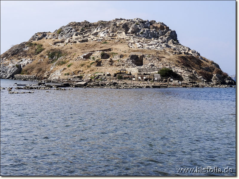 Myndos in Karien - Blick auf die ausgegrabenen Ruinen und Felsräume von Tavsan Adasi
