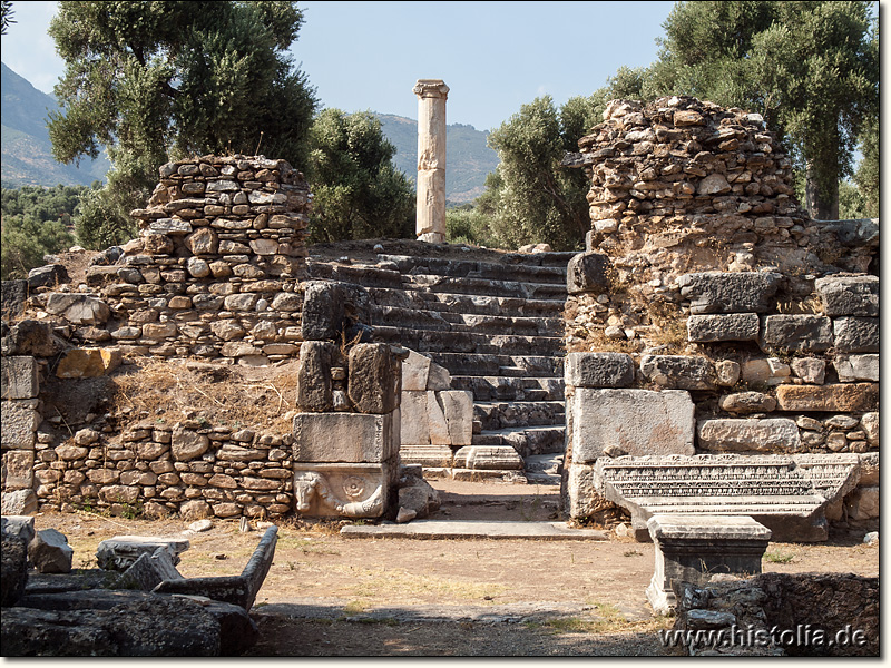 Nysa in Karien - Blick vom Vorplatz durch das 'Bühnenhaus' in das Bouleuterion von Nysa
