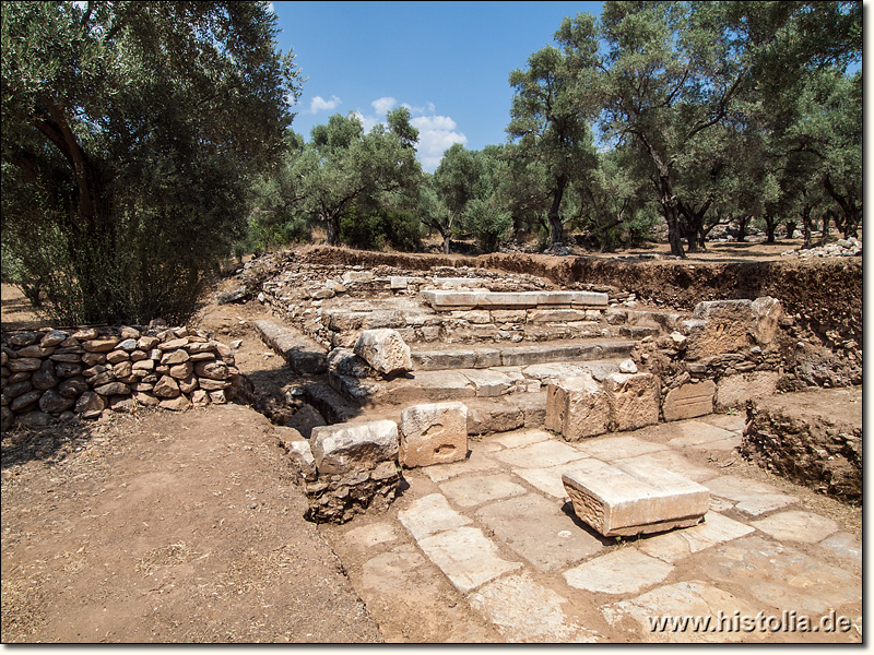 Nysa in Karien - Treppe und Fundamente eines kleinen Tempel im westlichen Stadtgebiet von Nyas