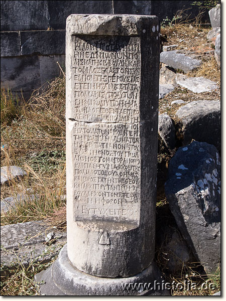 Priene in Karien - Inschriftenstein im Prytaneion direkt neben dem Bouleuterion von Priene