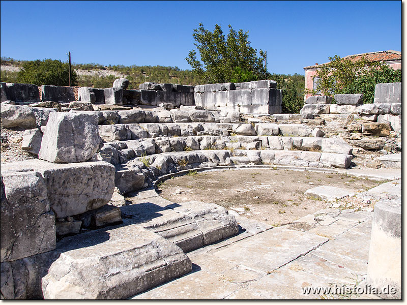 Stratonikeia in Karien - Die erhaltenen Sitzreihen im Bouleuterion von Stratonikeia