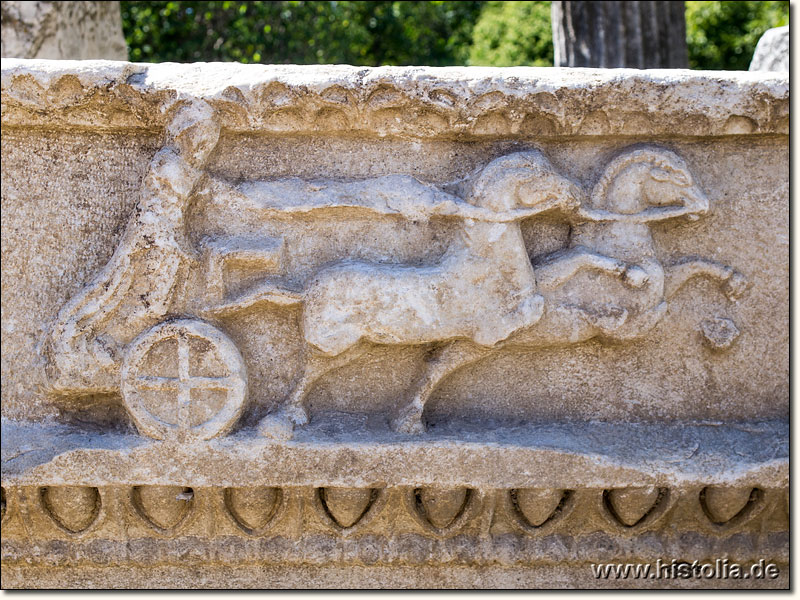 Stratonikeia in Karien - Wagenlenker auf Streitwagen, ein Relief auf einem Architravstein