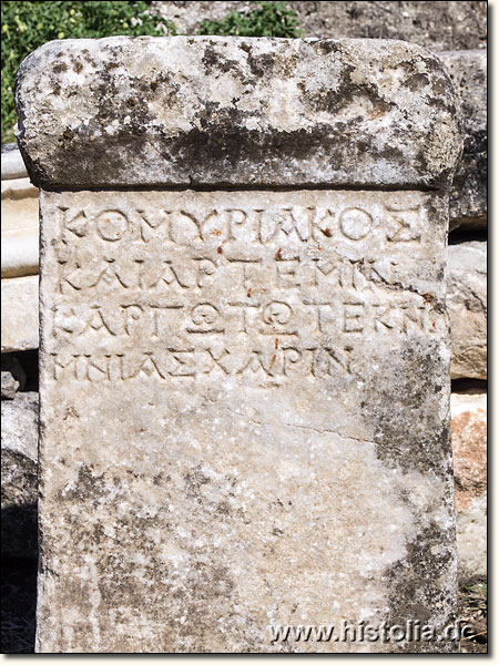 Stratonikeia in Karien - Inschrift auf einem Statuensockel