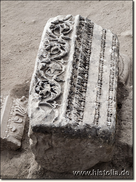 Tabae in Karien - Ein reich verzierter Architrav-Stein aus den römischen Bädern von Tabae