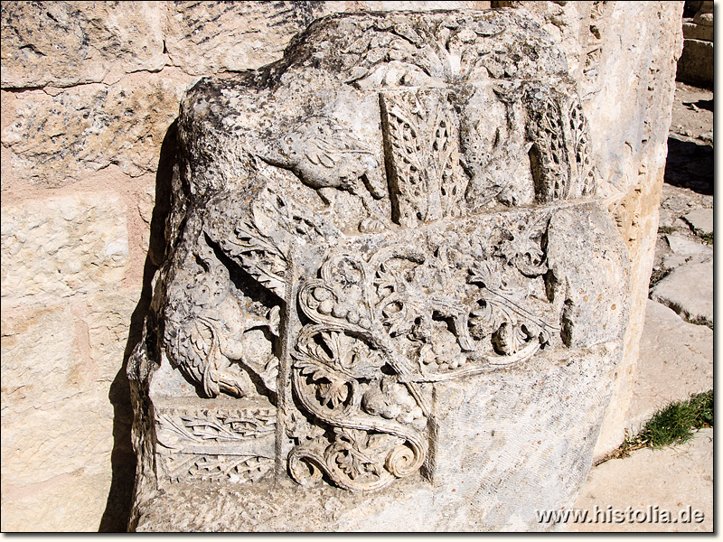 Alahan in Kilikien - Reliefs auf Steinfragmenten der West-Kirche