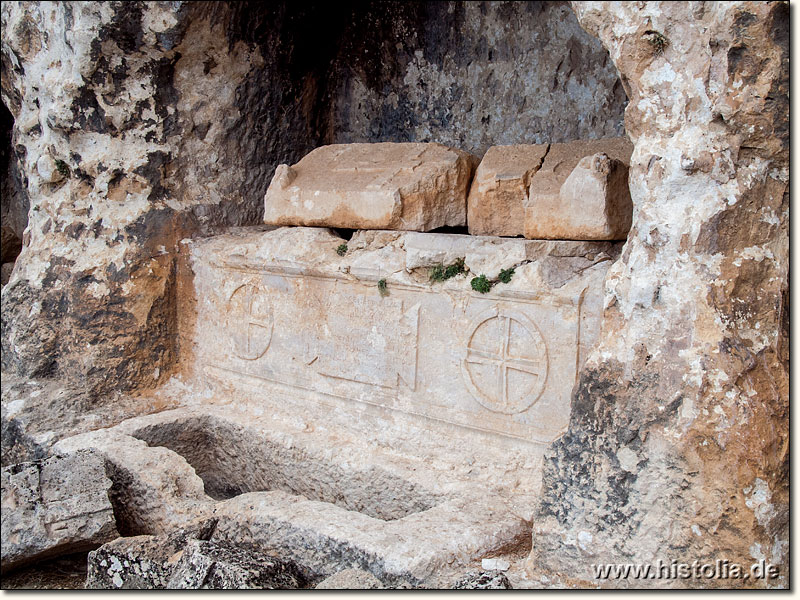 Alahan in Kilikien - Aus dem Fels gehauene Gräber und Sarkophage in der kleinen Nekropole von Alahan